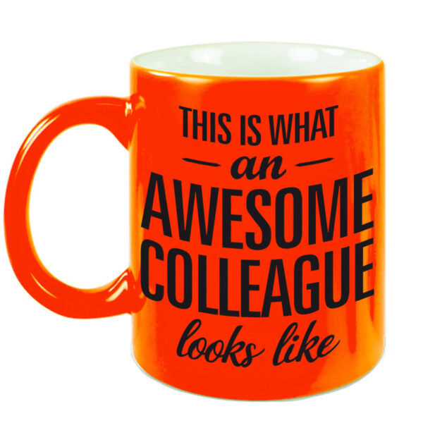 Awesome colleague cadeau mok / beker voor collega neon oranje 330 ml