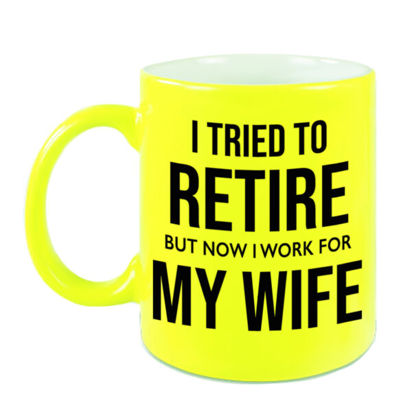 I tried to retire but now I work for my wife pensioen mok / beker neon geel afscheidscadeau 330 ml